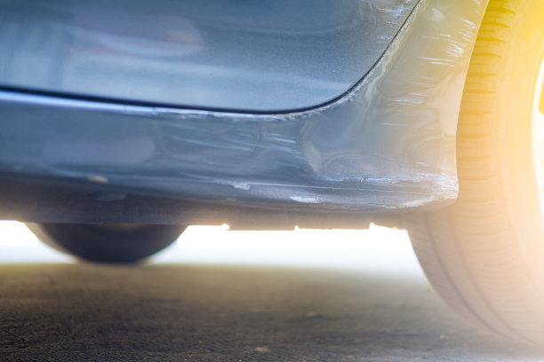 汽车发生车祸，驾驶员一侧有凹痕图片下载