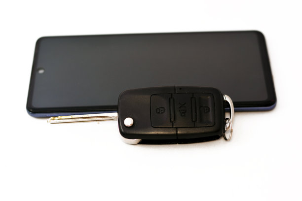 带有无线遥控的汽车钥匙和黑色手机图片下载