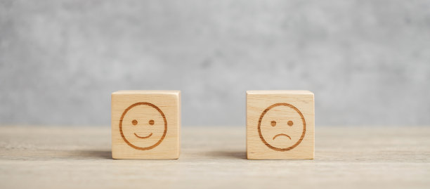 木块上的表情符号。情绪、服务评分、排名、顾客评价、满意、评价和反馈理念图片下载