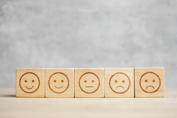 木块上的表情符号。情绪、服务评分、排名、顾客评价、满意、评价和反馈理念图片下载