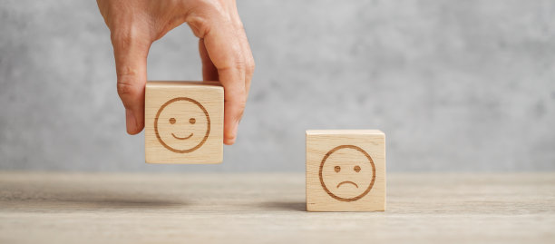 手握微笑面块。用户选择Emoticon进行用户评论。服务评分、排名、顾客点评、满意度、心情、心理健康和反馈理念图片下载