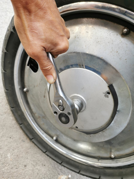 拧紧摩托车后轮螺母图片下载