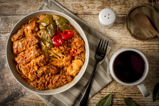 香港式烤猪排配黑醋栗汁意大利面图片下载