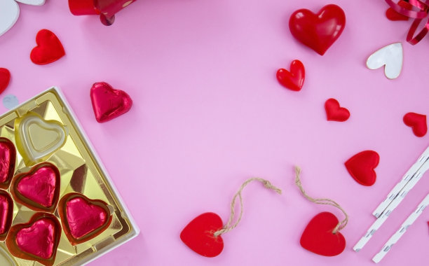 情人节假期的概念。粉色背景，情人节。飞机旅行。图片下载