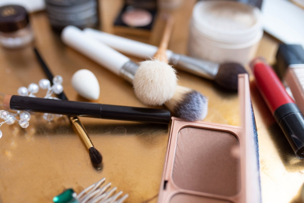 化妆品和化妆刷，在桌子上。图片下载
