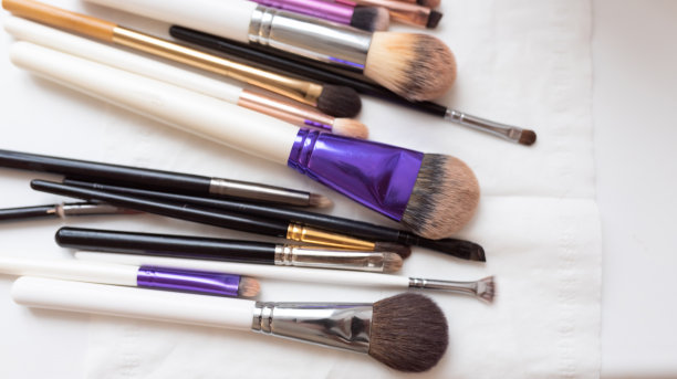 化妆刷，用完后，放在餐巾上。图片下载