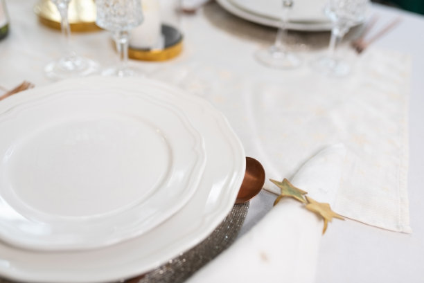 摆好盘子和玻璃杯的桌子。图片下载