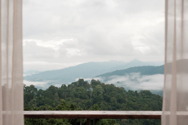 美丽的山景与阳台和窗帘在乡村的家或寄宿在早上图片下载