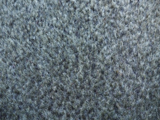 灰色地毯或近距离感觉。多毛的表面。地毯——柔软的卷状或片状地板，由绒毛和一层或两层基层组成。灰色灰色背景。图片下载