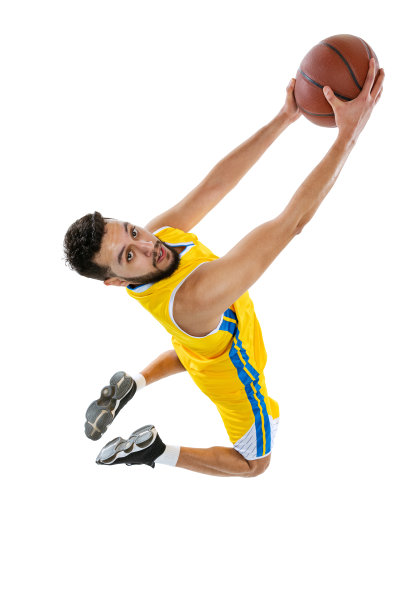 鸟瞰图，年轻的运动男子，职业篮球运动员跳跃球孤立在白色背景。特写镜头图片下载