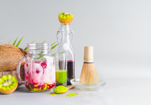 健康的抹茶融合绿茶素食拿铁玻璃罐与配料在桌子上。图片下载