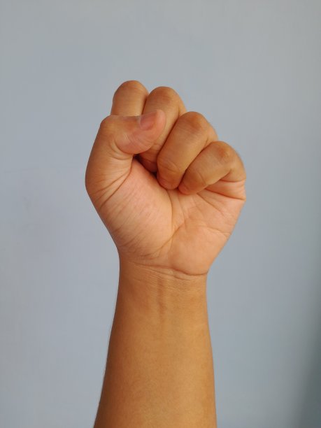 人向天空握拳图片下载