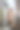 穿着米色风衣的女人走在城市的街道上图片下载
