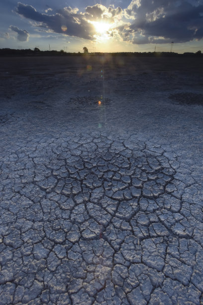 阿根廷巴塔哥尼亚拉潘帕省潘帕泻湖破碎的干燥土壤。图片下载