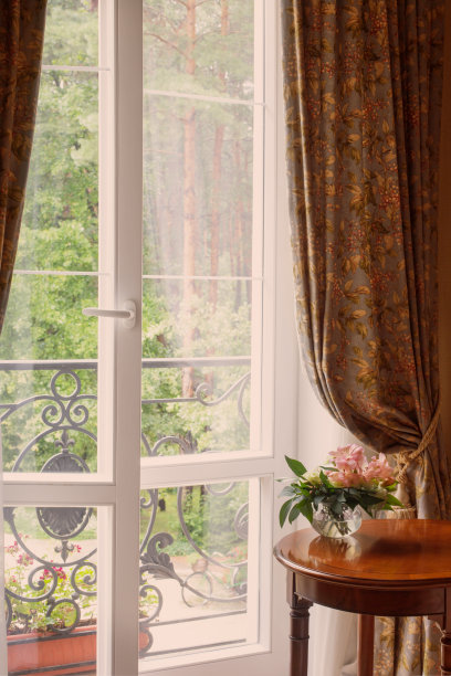 花束在复古室内背景窗口图片下载