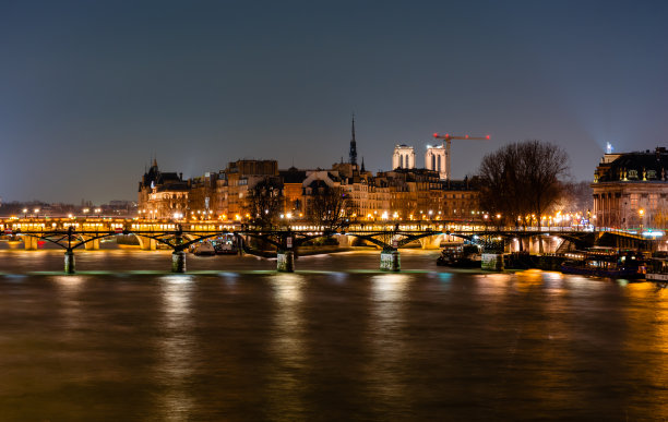 夜晚的巴黎，塞纳河上灯光的反射，城市景观图片下载
