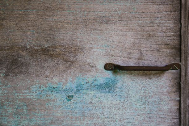 旧木门，蓝绿色门帘，铁把手图片下载