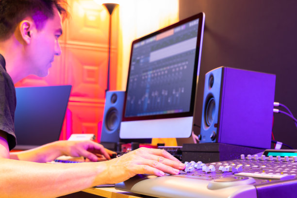 亚洲音乐制作人，声音工程师，DJ手在家庭录音室的数字混音控制台混音音乐。专注于手。音乐制作，录音理念图片下载