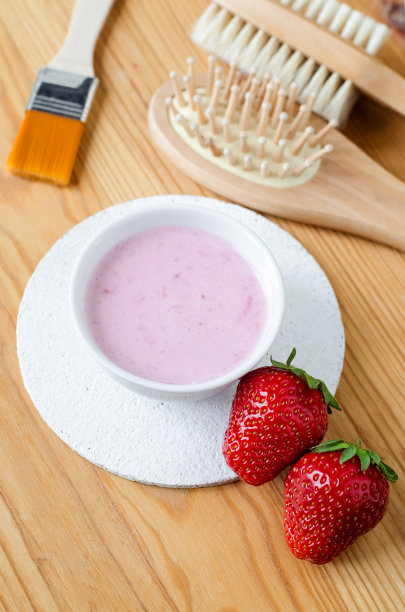 在一个小白碗里自制草莓酸奶面膜或眼罩。天然美容及水疗配方。俯视图，复制空间。图片下载