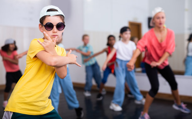 青春期前的男孩在舞蹈室和孩子们跳霹雳舞图片下载