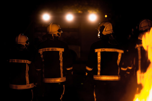 消防队在夜间行动图片下载