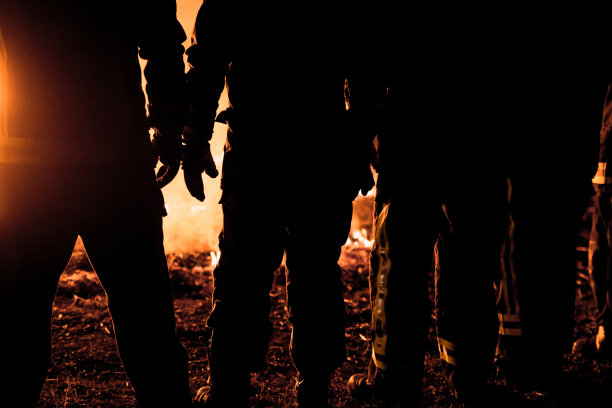 消防员正在准备行动图片下载