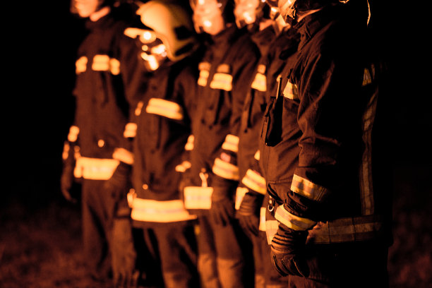 消防队员在行动图片下载