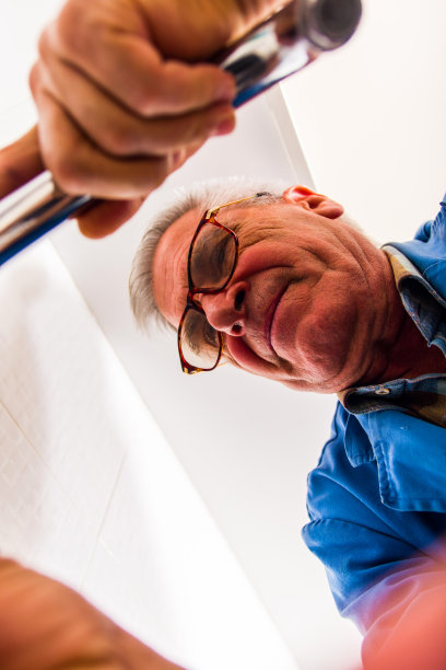 用工具干活的老杂工图片下载