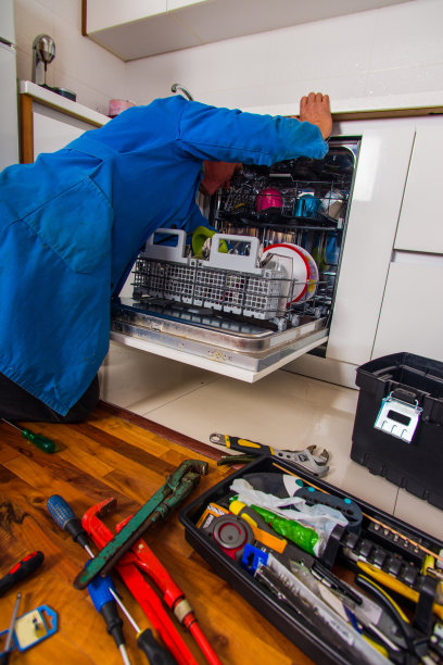 水管工在厨房修理洗碗机图片下载