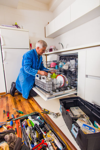 工人修理洗碗机图片下载