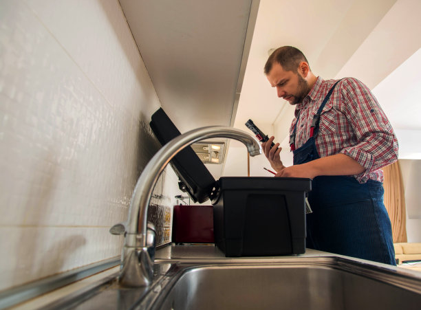 修理工用扳手修理水龙头图片下载