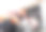 杂工修理厨房里的洗碗机图片下载