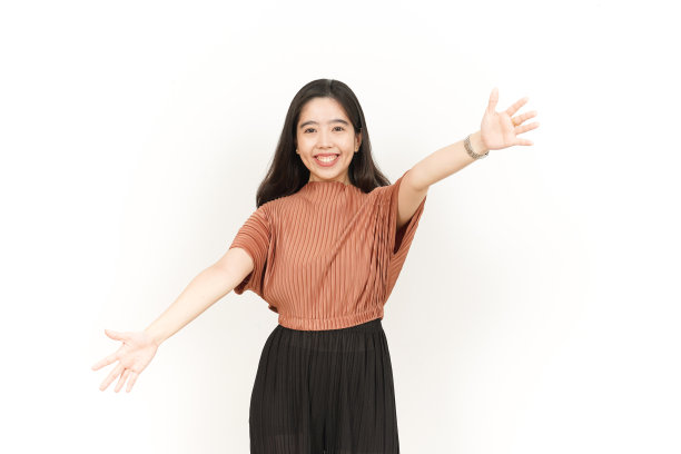 给一个拥抱美丽的亚洲女人孤立在白色的背景图片下载