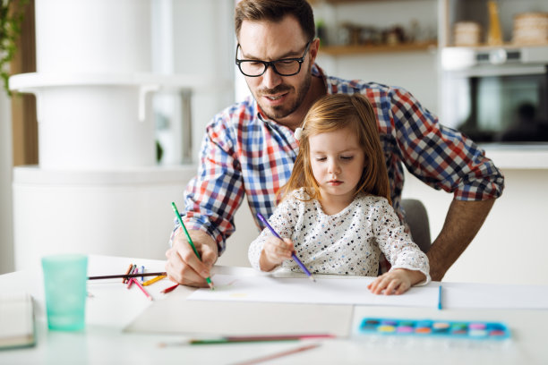 快乐的父亲帮助女儿涂色图片下载