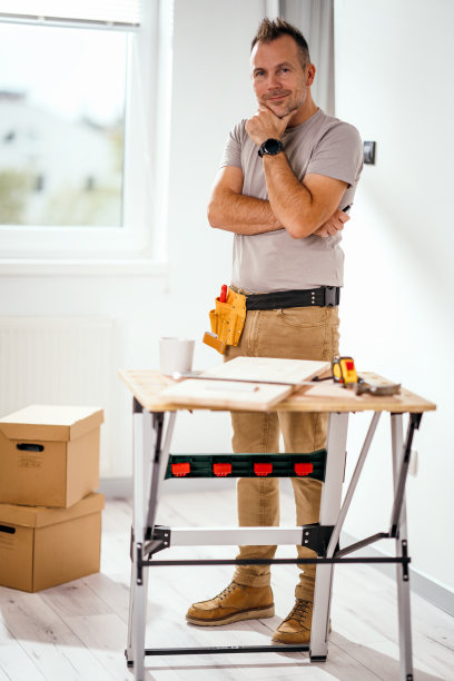 一个微笑的木匠看着相机的肖像图片下载