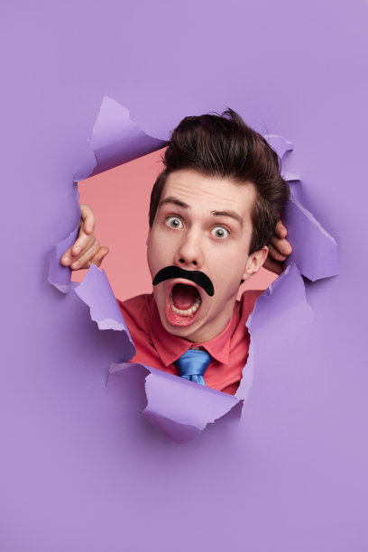 从纸洞里窥视的滑稽侦探图片下载