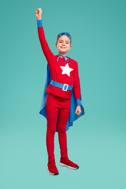 快乐的小超级英雄握紧拳头图片下载