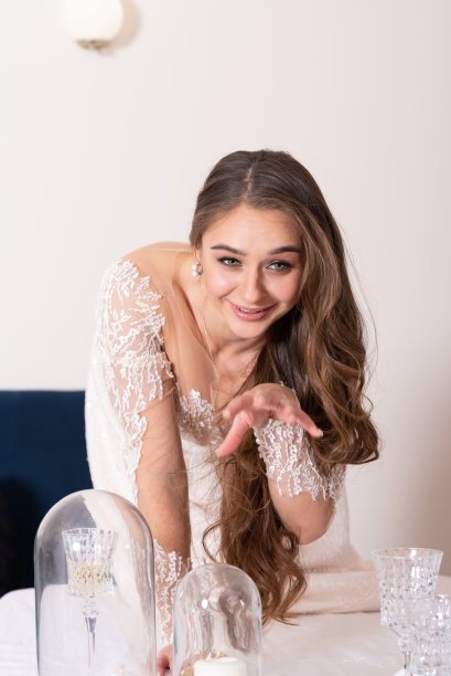 新娘像猫一样爬在桌子上图片下载