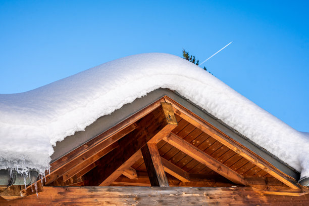白雪覆盖的屋顶，蓝天。图片下载