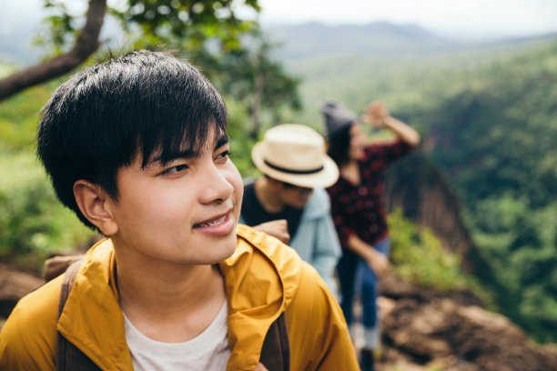 三个朋友一起在山上徒步旅行。图片下载
