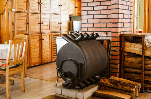布尔扬家的柴火炉是一种木制农舍住宅内部的加热装置，旁边有一堆柴火。图片下载