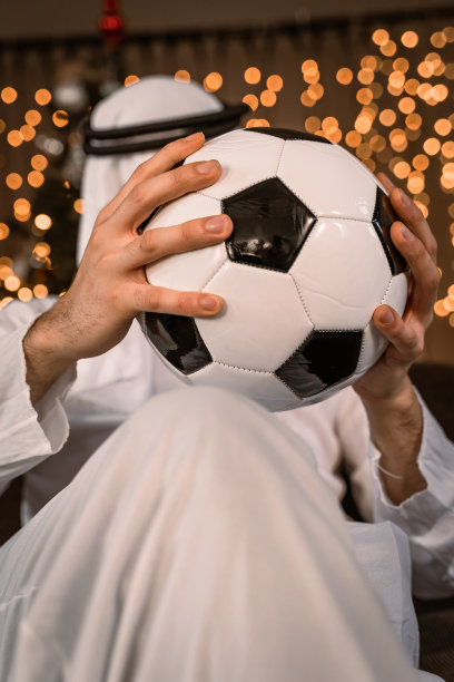 阿拉伯商人展示足球的肖像图片下载