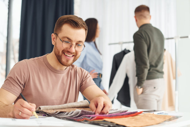 快乐的工人。一群人聚在办公室里图片下载