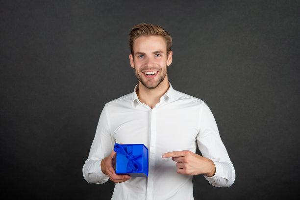 快乐的商人指着手指在商业奖励场合问候图片下载