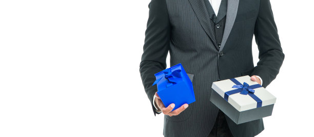 裁剪的男人在燕尾服持有的礼物盒孤立在白色背景与复制空间图片下载