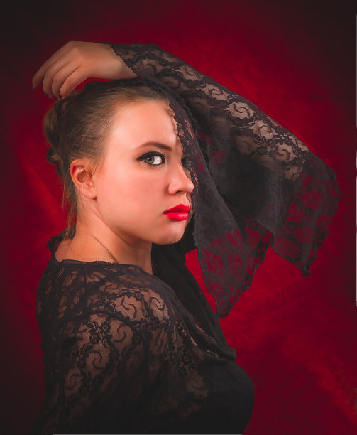 迷人的女孩在黑色蕾丝衬衫冒充卡门米兰达。影棚拍摄。图片下载