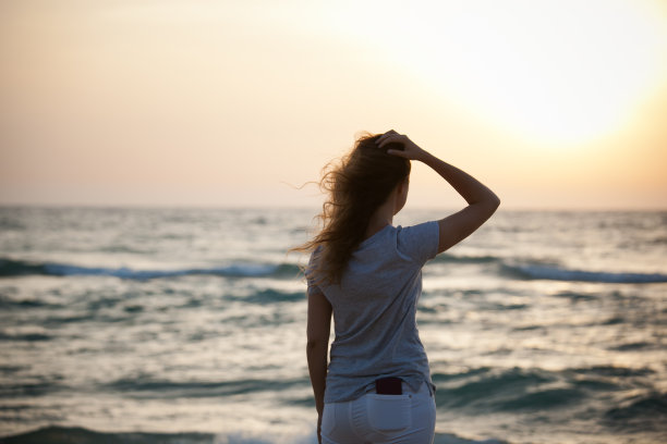 海上日落时分的美丽女孩图片下载