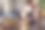 在她的车间里工作的手工艺人正在包装用于运输的装饰混凝土花瓶。图片下载