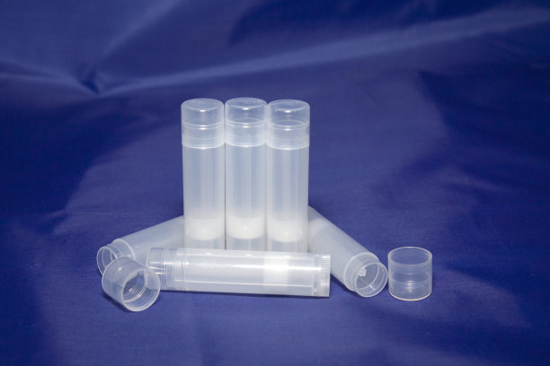 清理空的口红管。装化妆品的塑料容器。唇膏的塑料包装图片下载