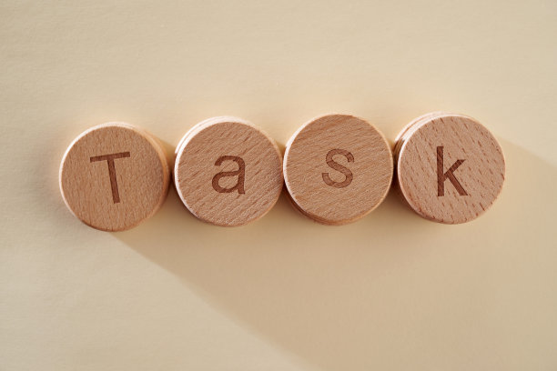 黄色背景下的单个单词任务图片下载